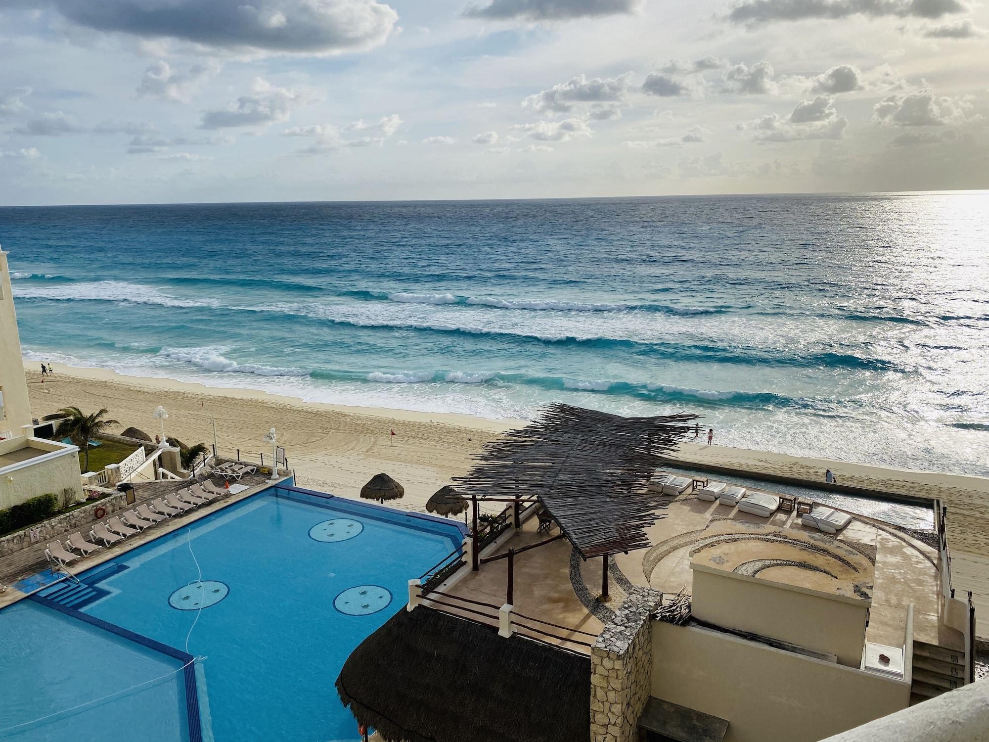 BSEA Cancun Plaza Hotel Esterno foto